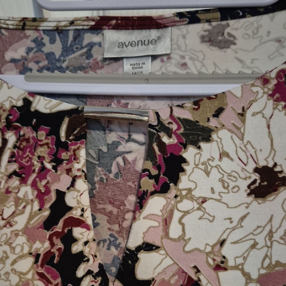 Avenue Floral Dress in Pink, Black & Cream - Picture 3 of 6